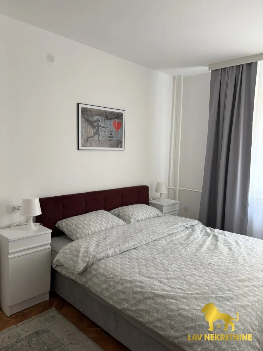 Izdaje se renoviran, funkcionalan i komforan dvosoban stan površine 55 m², na odličnoj lokaciji na Grbavici, u Ulici 