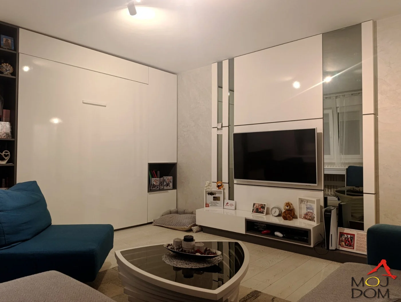 

Na prodaju kompletno renoviran i namešten stan površine 46 m², sa zatvorenom terasom od 3 m², na drugom spratu zgrade na Novom Naselju, u mirnom delu okruženom zelenilom.

Stan čine svetao dnevni boravak sa praktičnim bračnim kreveto