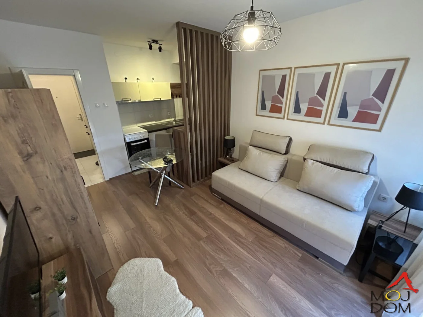 Na prodaju je prelep, moderno uređen i potpuno namešten stan u Novom Sadu, na izuzetno atraktivnoj lokaciji! Stan odiše prijatnom atmosferom, funkcionalno je organizovan i spreman za useljenje bez dodatnih ulaganja. Posebnu čar pruža lep pogled 
