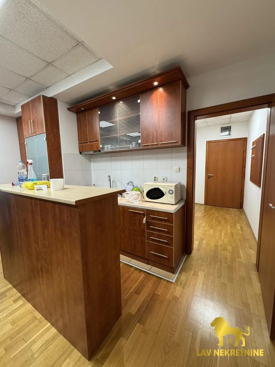 Izdaje se jednosoban stan(apartman) u poslovno-stambenoj zgradi u Augusta Cesarca. Useljiv od 23.10.Lav 2020 nekretnine.