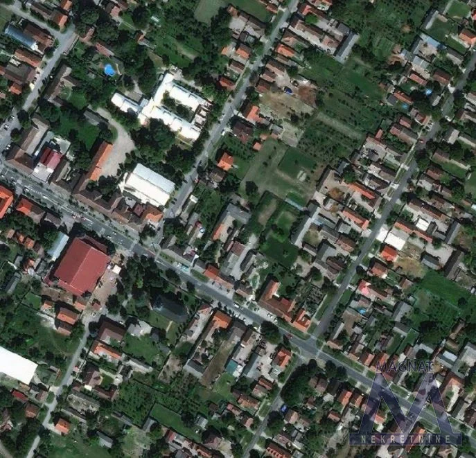 Kać - centar, prodaje se plac za gradnju od 1092m2, uknjižen. 
Nalazi se na odličnoj lokaciji u zoni porodičnog stanovanja, front 25m, dostupni su struja, voda, gas i kanalizacija.

Za više informacija pozovite 060-6211-685 Peđa