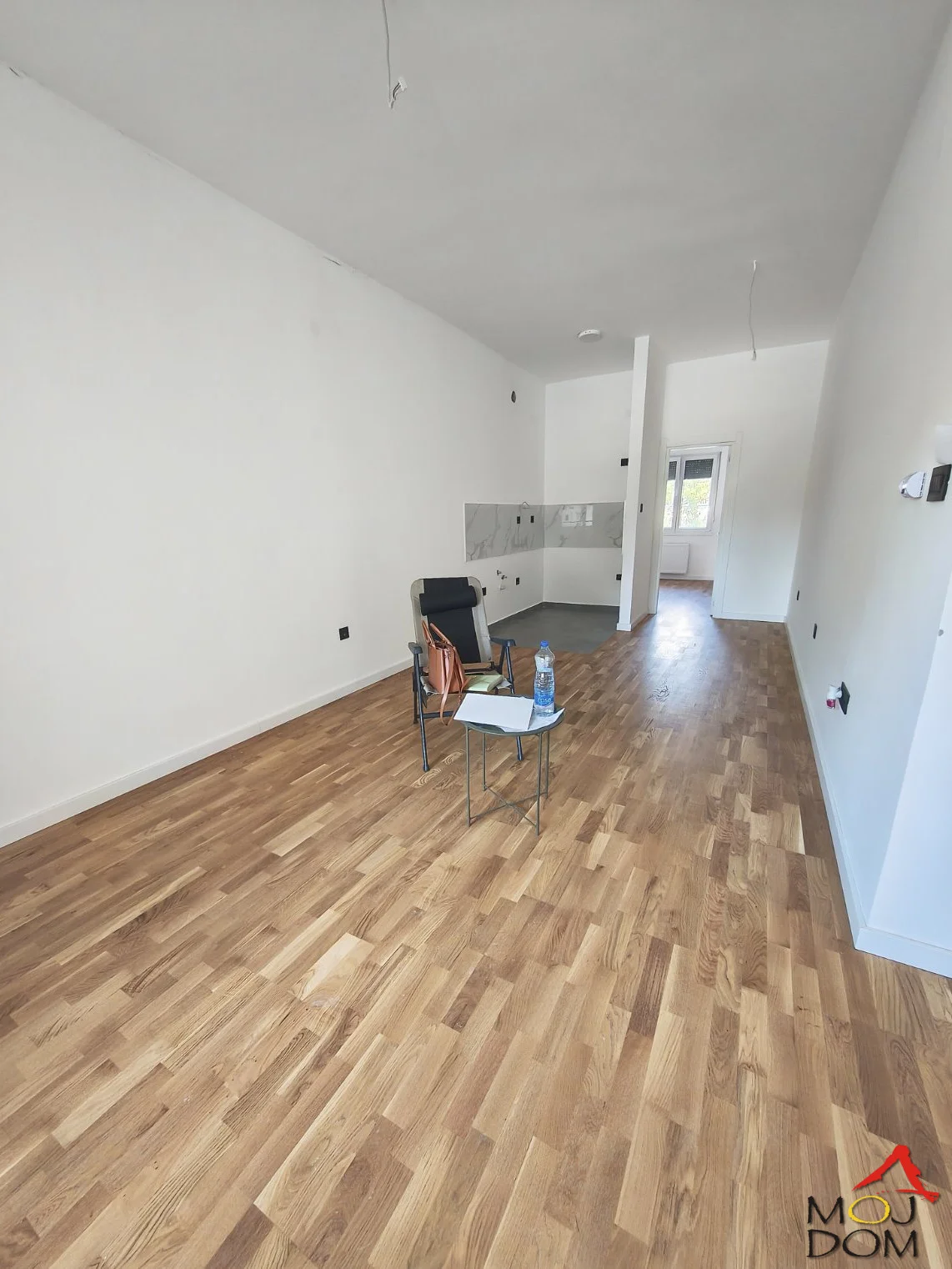 Na prodaju jednoiposoban stan površine 47 m², smešten u potpuno novoj, upravo završenoj stambenoj zgradi na Telepu u Novom Sadu. Stan se nalazi na visokom prizemlju i nikada nije bio useljavan, što budućem vlasniku pruža mogućnost da ga oprem
