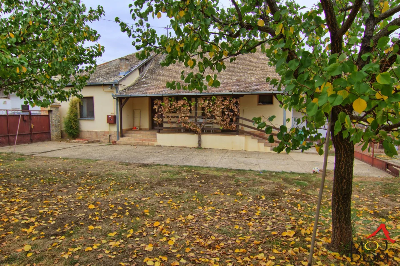 Na prodaju kuća u Čereviću, smeštena na lepoj, uzvišenoj poziciji, na prostranom placu površine 839 m². Nekretnina predstavlja klasično domaćinstvo sa prednjim i zadnjim dvorištem, koje pruža brojne mogućnosti za uređenje i prilagođavan