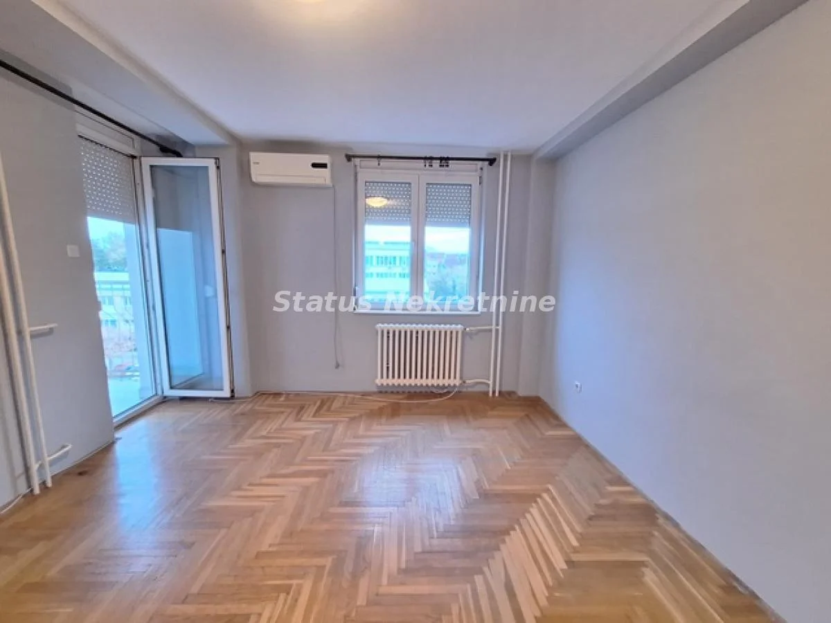 PRAZAN JEDNOIPOSOBAN STAN 42M2 BULEVAR KRALJA PETRA, 350EU