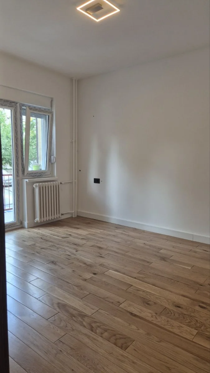 Novi Sad,Centar,top lokacija i fantastičan trosoban stan .Spavaće sobe su po 12m2 , dnevni boravak 22m2 plus dva kupat