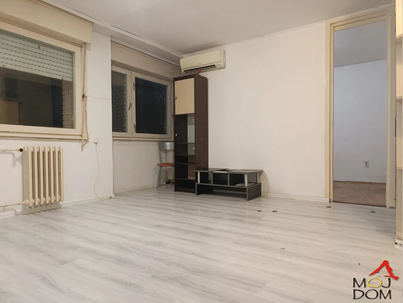 

Prodaje se stan površine 64 m² na Novom naselju u Novom Sadu, smešten na drugom spratu stambene zgrade bez lifta. Stan se sastoji od dnevne sobe, dve spavaće sobe, kuhinje, kupatila i dve terase. Grejanje je centralno.

Nalazi se u lepoj