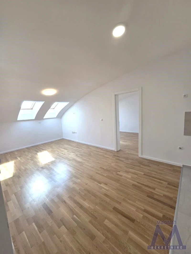 Petrovaradin, u novoj zgradi, odmah useljiv trosoban duplex stan podne površine 77m2. Ulaz u stan je na drugom spratu odakle idu stepenice za gornju etažu gde se nalazi ceo stan - dnevni boravak sa radnim delom kuhinje, dve spavaće sobe i kupatila