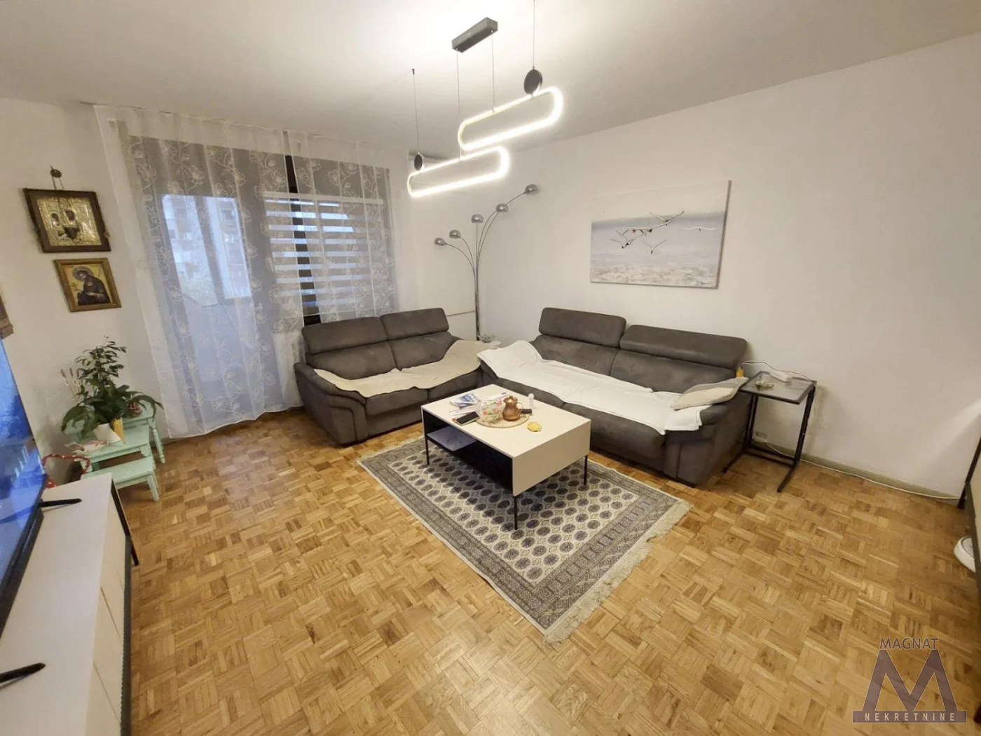 Novi Sad - Bulevar, prodaje se odličan troiposoban stan od 99m2, lift, terasa, uknjižen.
Stan je renoviran i prodaje se namešten.
Sastoji se od hodnika, dnevne sobe, kuhinje, trpezarije, tri spavaće sobe, kupatila, toaleta i dve terase.
Nalazi se