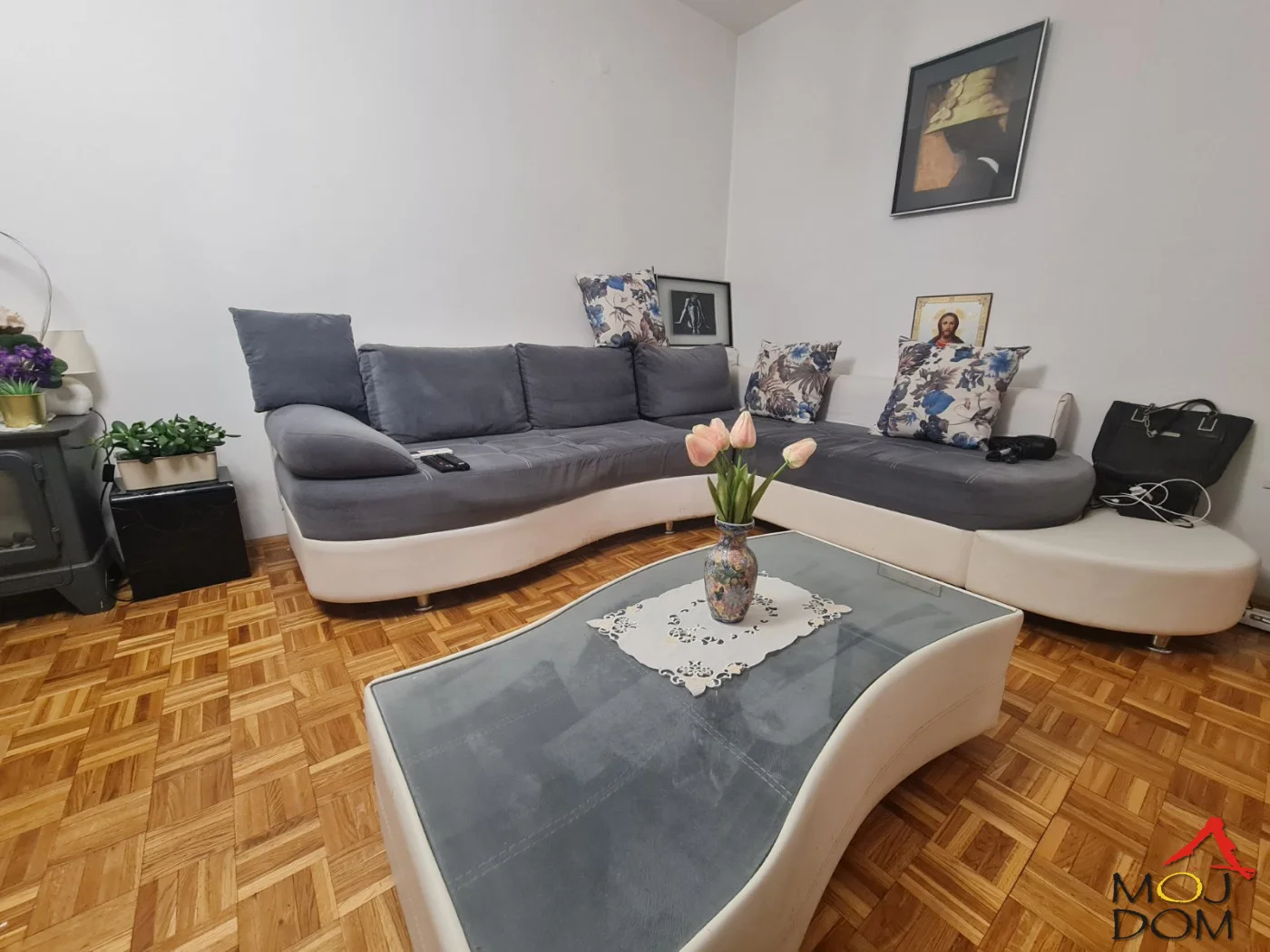 Novi Sad - Avijacija
Uknjižena nekretnina 1/1 smeštena je na jednoj od najlepših lokacija za miran i porodičan život. Ova zgrada od fasadne cigle nalazi se u naselju Avijacija, u neposrednoj blizini škole i vrtića.

Stan na drugom spratu nudi 