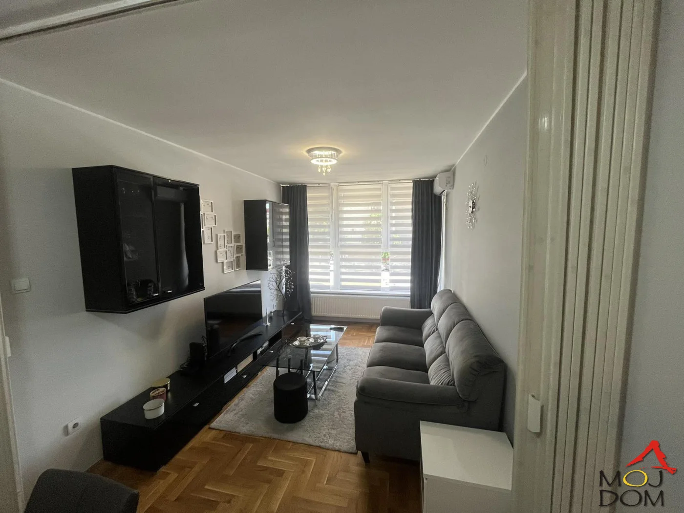 Izdaje se odlično organizovan, kompletno namešten jednoiposoban stan površine 44 m² na Bulevaru cara Lazara u Novom Sadu, na jednoj od najtraženijih lokacija za život u gradu.

Stan se nalazi na visokom prizemlju kvalitetne stambene zgrade sa l