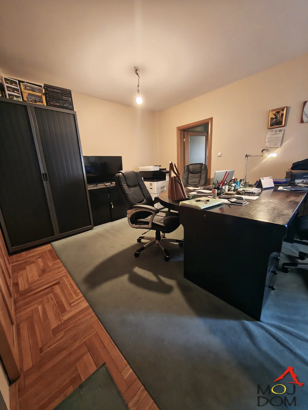 Izdaje se funkcionalan stan površine 66 m² na Detelinari u Novom Sadu, smešten na prvom spratu stambene zgrade sa liftom.

Stan poseduje dve spavaće sobe, dnevni boravak, kuhinju, terasu, kupatilo i zaseban toalet. Izdaje se polunamešten, što o