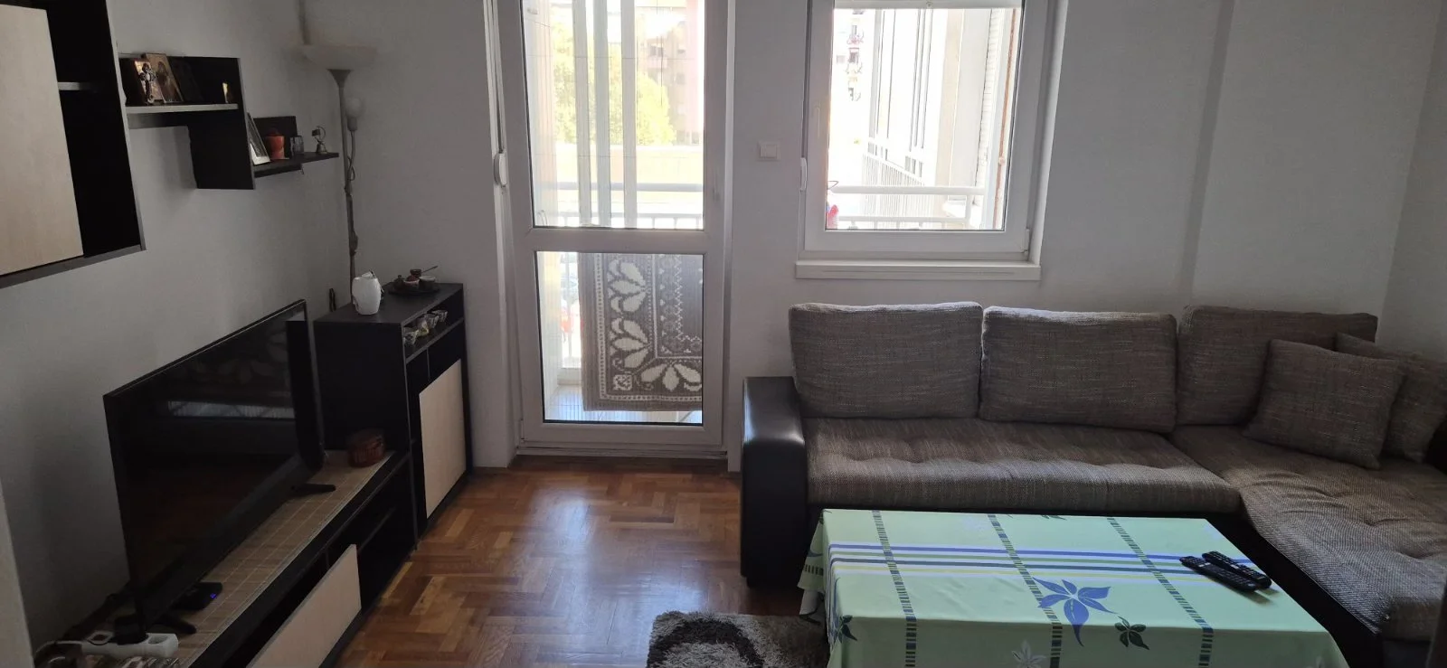 NOVI SAD. NOVA DETELINARA. DVOSOBAN STAN,BUCIKLANA U ZGRADI