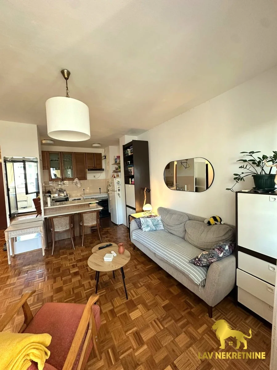 Stan je izuzetno funkcionalan i svetao dvosoban, površine 51 m² sa prostranom terasom , smešten na dva do tri minuta 