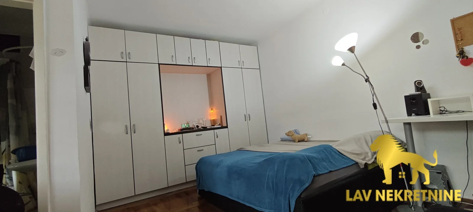 Prodaje se jednosoban stan na idealnoj lokaciji, neposredna blizina Spensa, Promenade Bulevara, u mirnijom ulici. Uselji