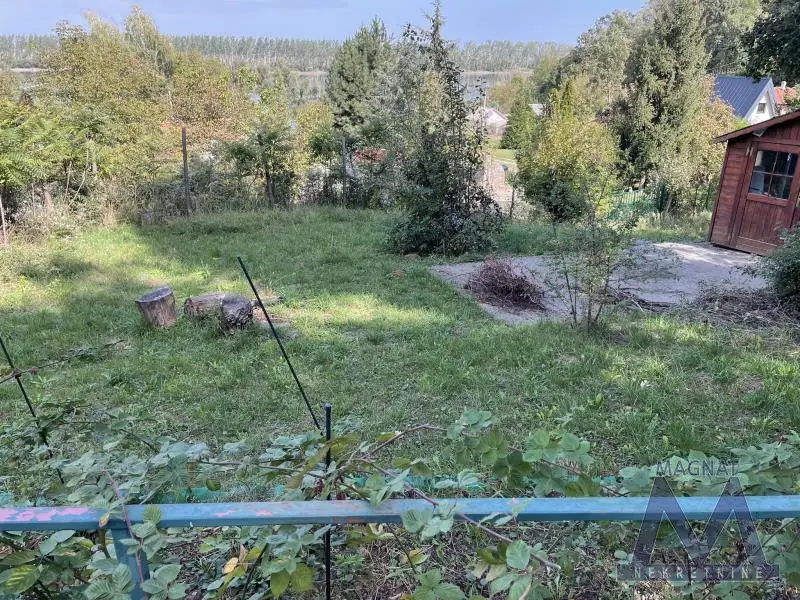 Čerević, excellent weekend house with a view of the Danube and in immediate proximity to the riverbank! Well positioned, road nearby, and gravel less than 200m to the plot. The air is wonderful, which you notice as soon as you arrive! Total plot size is
