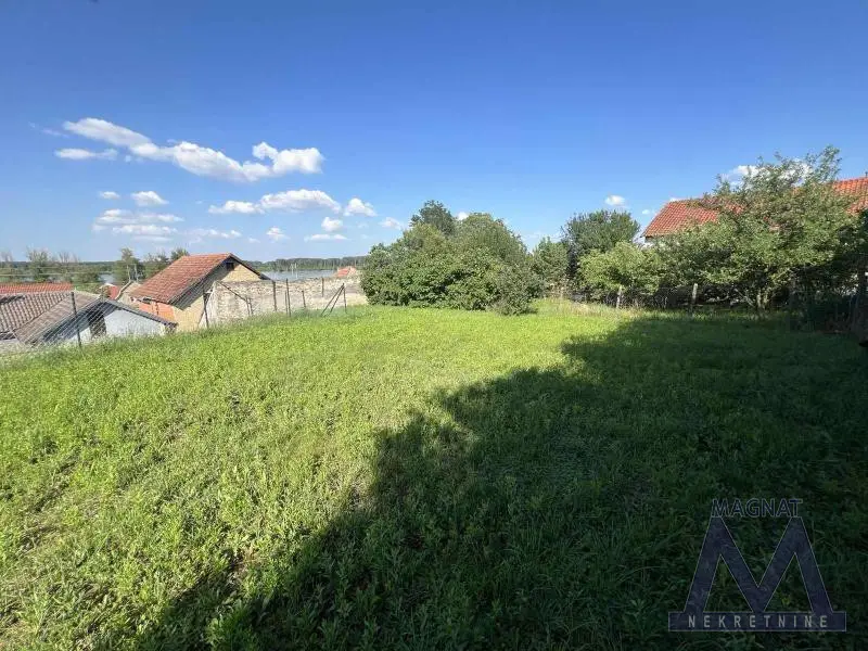 Sremski Karlovci. EXCELLENT FLAT PLOT WITH A VIEW OF THE DANUBE!
The plot is located on an asphalt road, with a possibility for all connections. Ideal for building a family house, in a fantastic position, flat and wide.
PRICE NEGOTIABLE