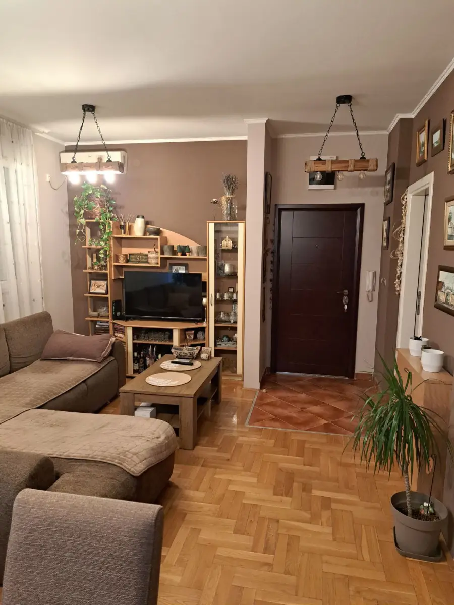 Novi Sad , Adamovićevo naselje , u novijoj vrlo kvalitetnoj i lepo odrzavanoj zgradi , prodaje se odličan dvosoban kom