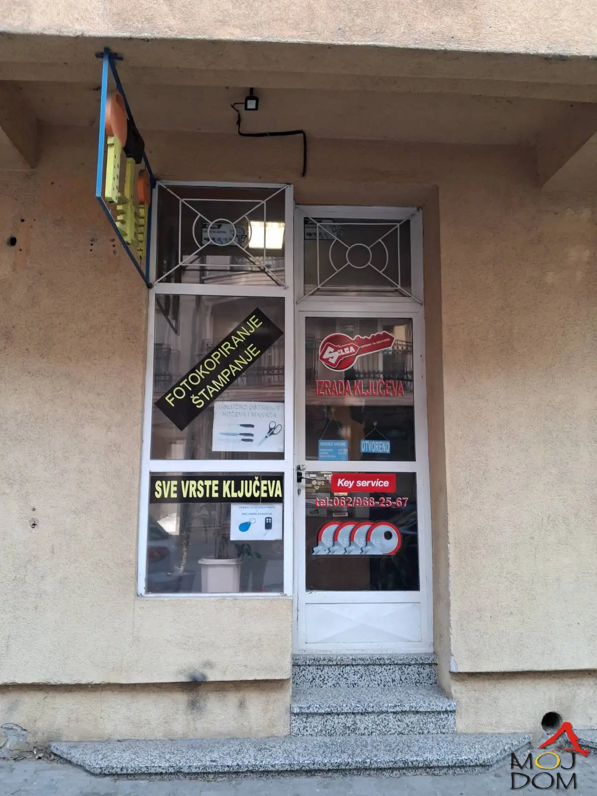 Commercial space for sale on two levels, with direct street entrance, located in an urban and busy part of the city, near Socijalno. The space is suitable for a wide range of businesses – from office and service space, to retail or various