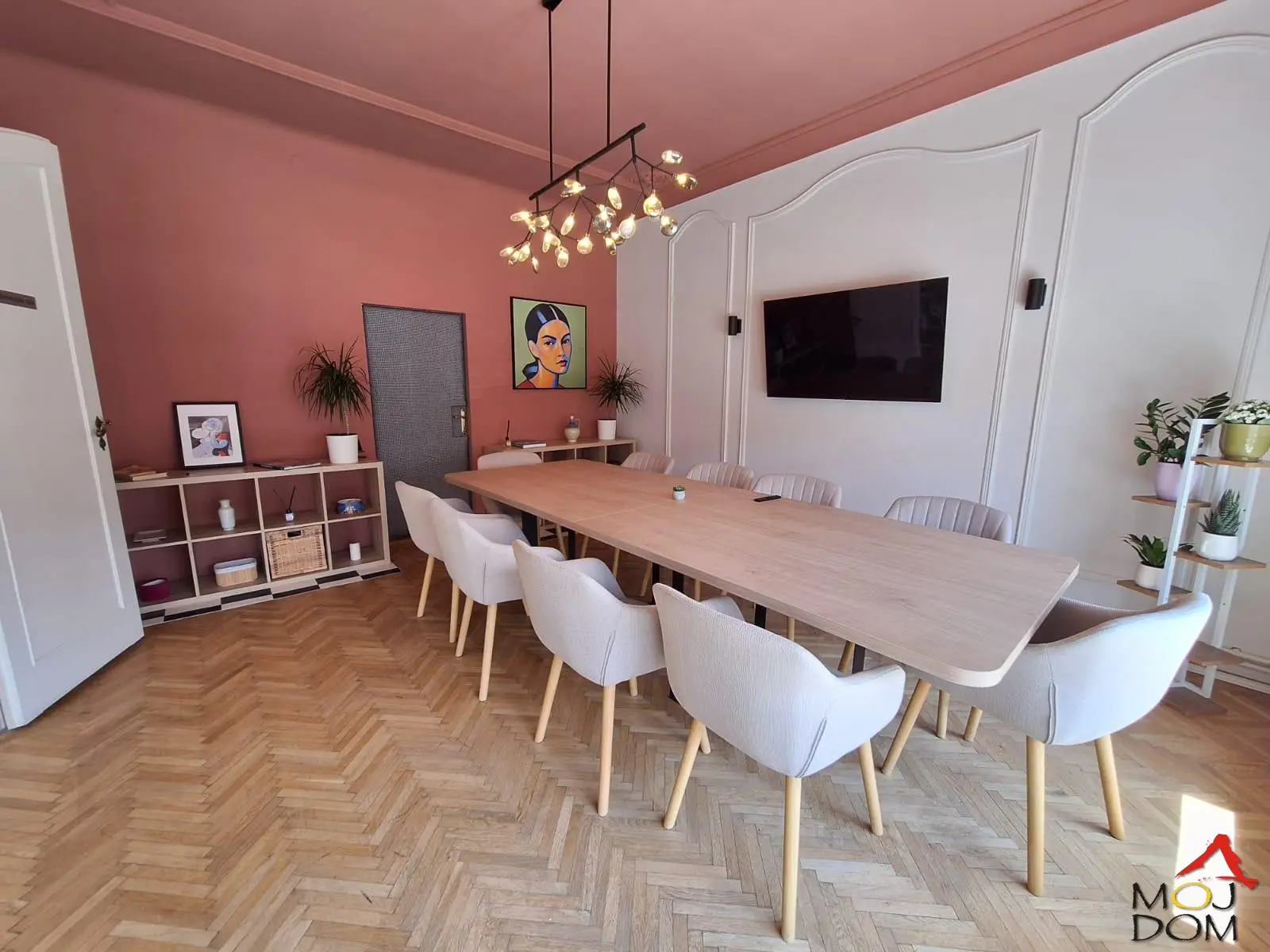 In the very center of Novi Sad near Dunavski Park, Executive Council, cathedral, an impressive space of 220m2 on the first floor for serious companies. The property is a salon type, renovated. If you need additional space, there is also the possibility