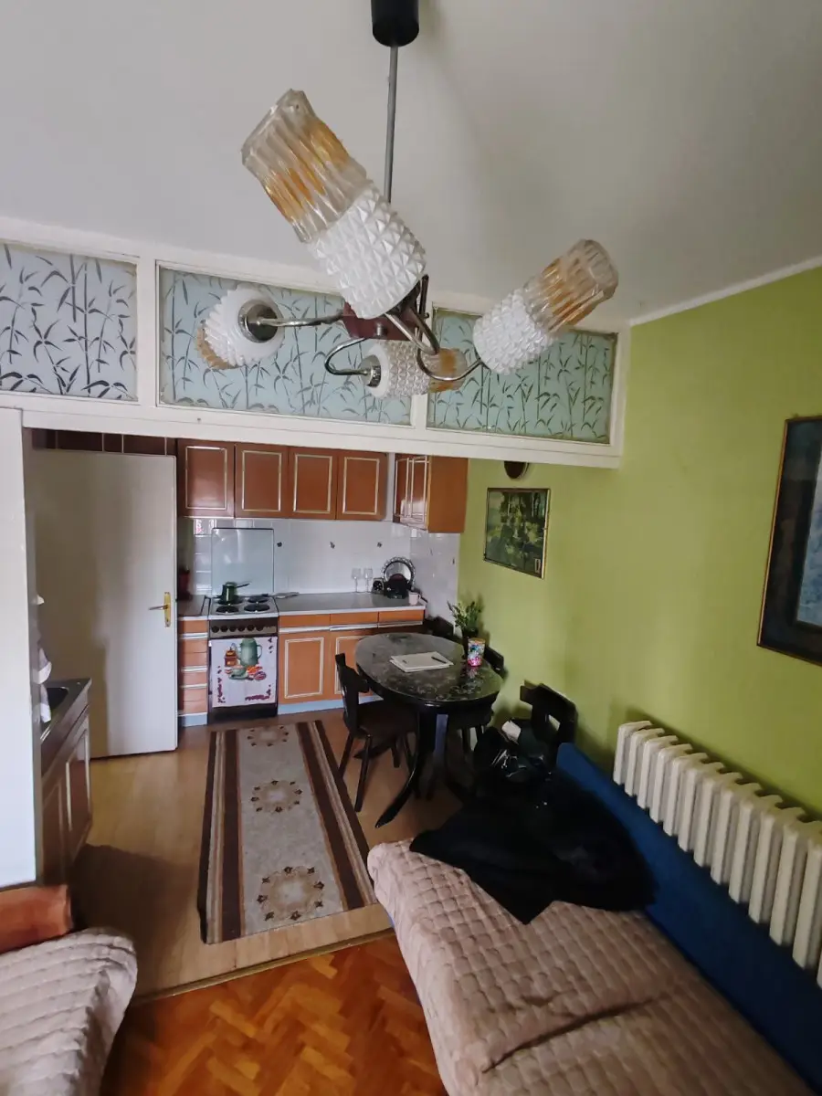 Functional 1.5-room apartment for sale at an attractive Sajam location. Located on the 4th floor of a well-kept building with an elevator. The apartment is