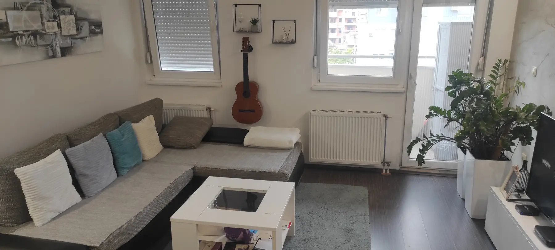 NOVI SAD. BOULEVARD OF EUROPE. TWO-ROOM APARTMENT. FURNISHED APARTMENT. SOLD WITH PARKING SPACE IN THE BUILDING'S YARD    (Svet nekretnine