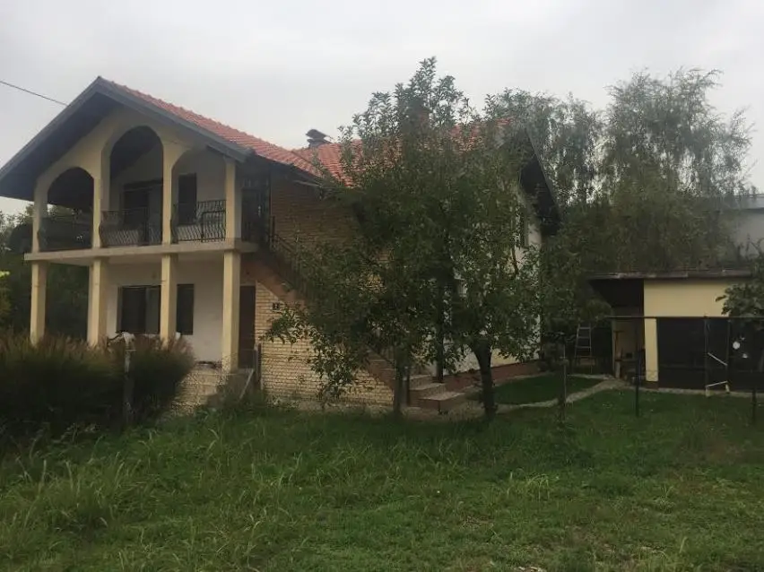 Novi Sad, Veternik, near the main road, newer legalized house of 200m2 with two completely separate three-room apartments on