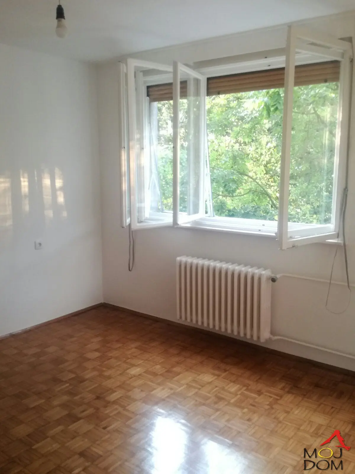 For sale: two-room apartment of 54m2 in Detelinara, with a beautiful view of the school and park. Completely renovated a few years ago and ready to move in. The apartment has dual orientation and consists of a large living room, bedroom, a separate room for th