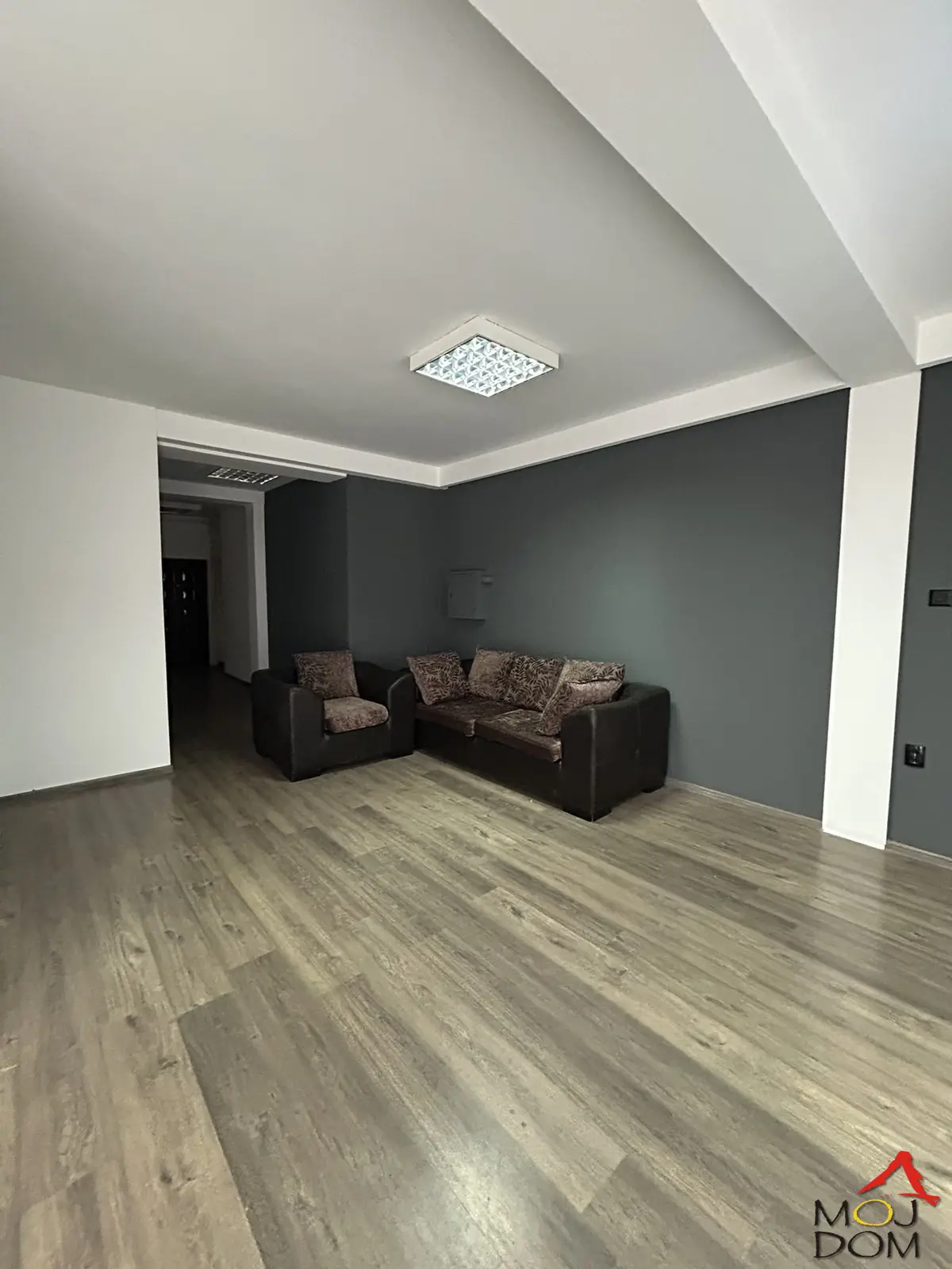 Izdaje se prostran stan površine 90 m² u Veterniku, koji je do sada korišćen kao kancelarijski prostor, s obzirom na to da je bio u zakupu zajedno sa halom koja je takođe dostupna za izdavanje. Stan poseduje dva odvojena prilaza, jedan spoljašn