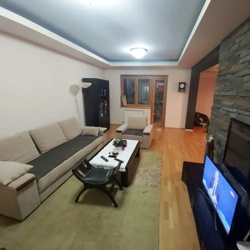 Novi Sad, Bulevar, top location. Comfortable newer four-room apartment on one floor, with no investments needed. The apartment is registered