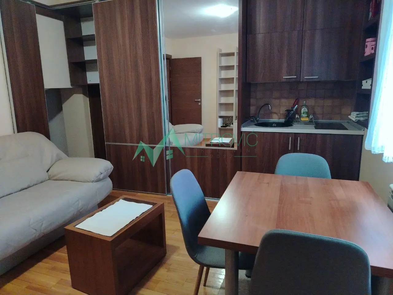 Comfortable 40 m² apartment for rent near Bulevar Oslobođenja, utilities, TV, and internet included in the price
