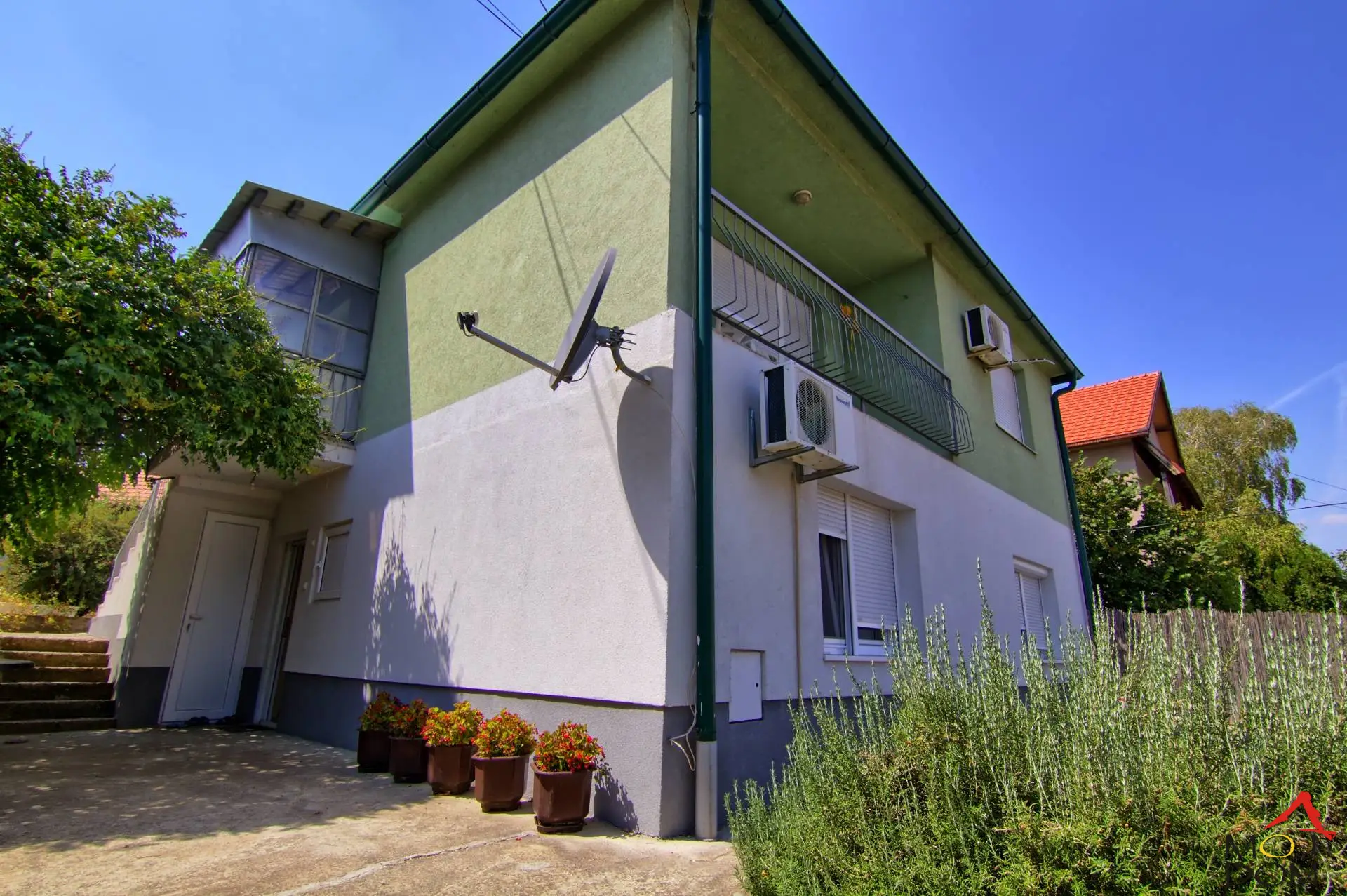 House with a beautiful view in Sremski Karlovci
Moj Dom agency presents an excellent house in Sremski Karlovci, with a beautiful view of the Danube, Bačka, and all their beauties. The house is 202m2 and is located on a plot of almost 5 ares (496m2). It is situated