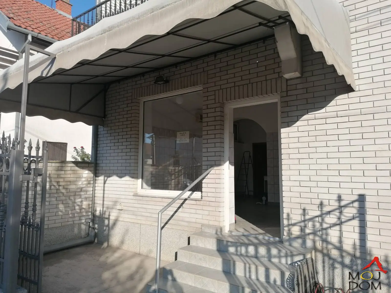 We are renting an excellent commercial space near the school in Futog.

The space is in a great, busy location, perfect for fast food, pizzeria, or bakery.

It has a restroom, separate meters for electricity and gas, central heating, kitchen hookups, and parking in front