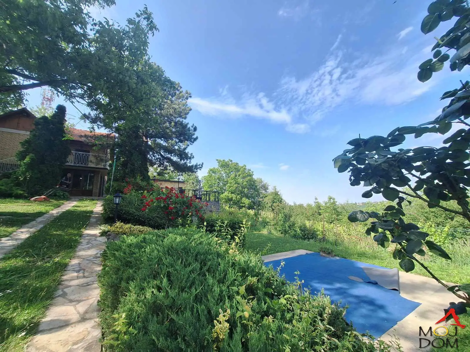 House for rent in Popovica. The house has two floors, physically separated. On the lower floor, there is a living room, large kitchen, and bathroom, and on the upper floor, another living room with a mini kitchen, two bedrooms, bathroom, and a terrace. A pool is set up in the yard.