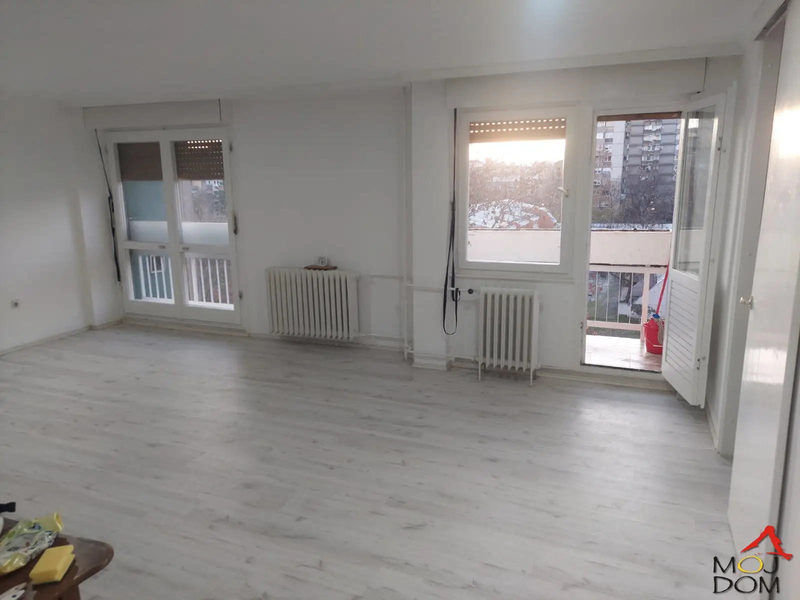 For sale is an excellent three-room apartment on Liman 3 – one of the most in-demand locations for family life in Novi Sad.

The offer includes a bright and fully renovated three-room apartment, located on the 4th floor of a building with an elevator. The apartment is positioned so that throughout the d