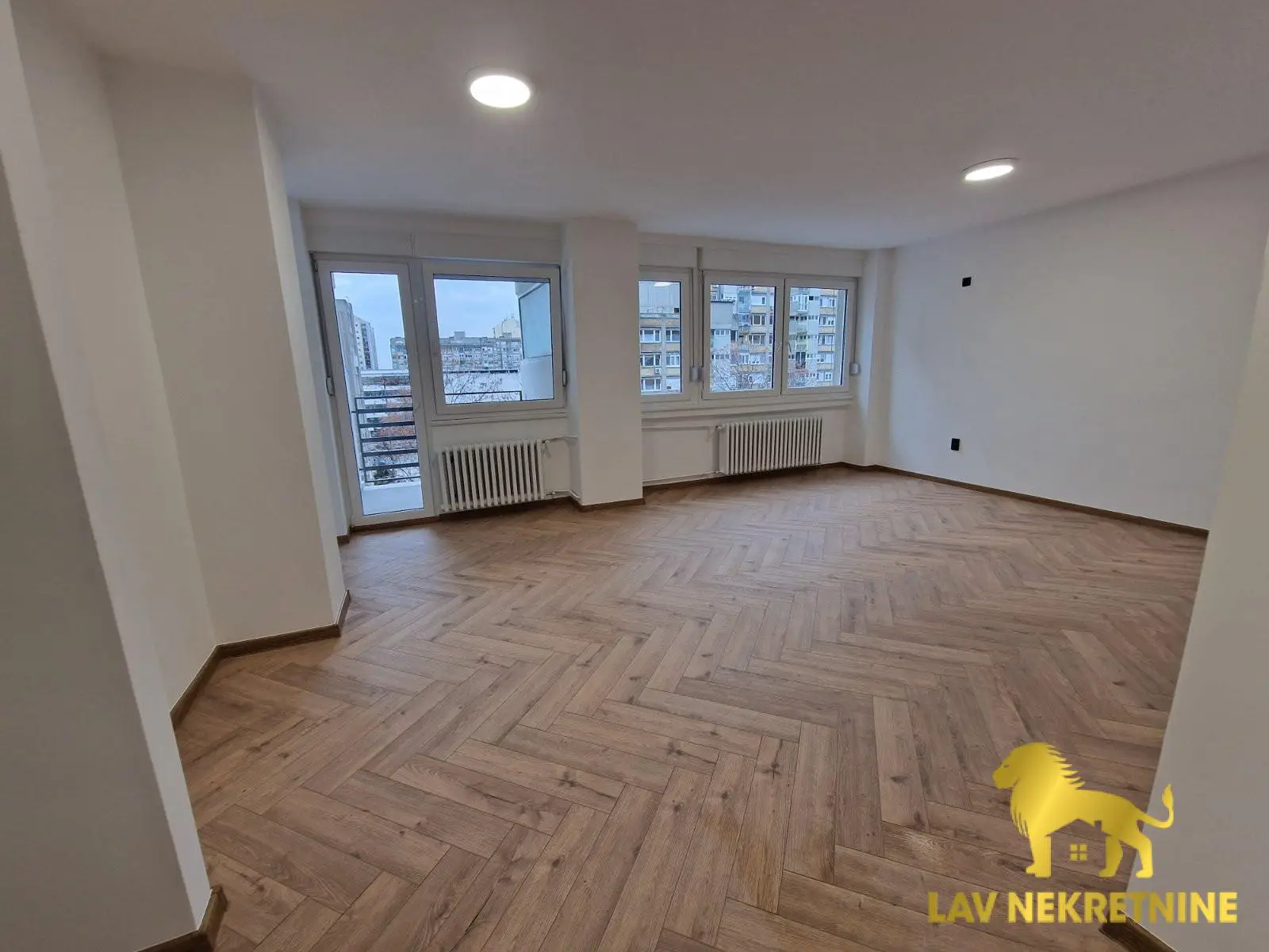 EXCELLENT OFFER, COMPLETELY RENOVATED THREE-ROOM APARTMENT NEAR SOCIJALNO (by Ciao pizzeria), BULEVAR, AND CITY CENTER.&nbsp;COMFO