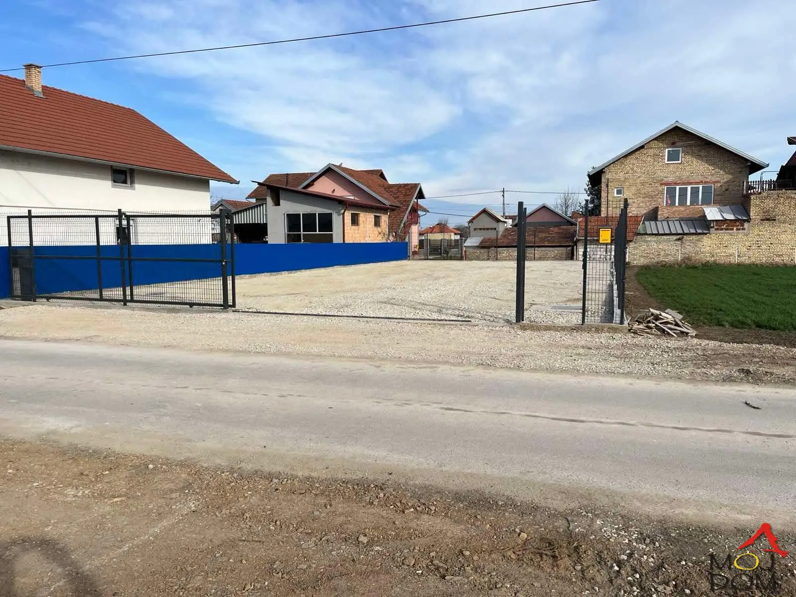 Izdajem sređen i potpuno pripremljen plac površine 450 m², nasut tvrdom podlogom (tucanik) i ograđen ogradom visine 2 m, u Novom Sadu – Klisa, ulica Teodora Manojlovića.

Plac je udaljen svega 100 m od glavne ulice Profesora Grčića (autobusk
