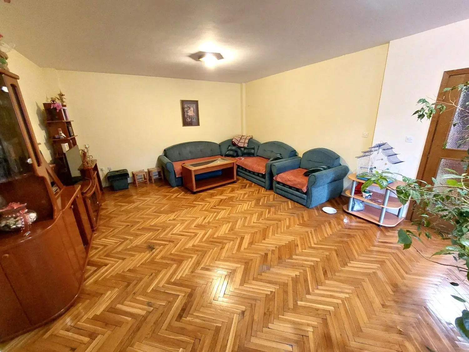Novi Sad - Nova Detelinara, three-room apartment for sale (currently functioning as a three-and-a-half-room) of 99m2, ready to move in, registered. The apartment consists of a hallway, living room, kitchen with dining area, two nice bedrooms, and a small room created by partition