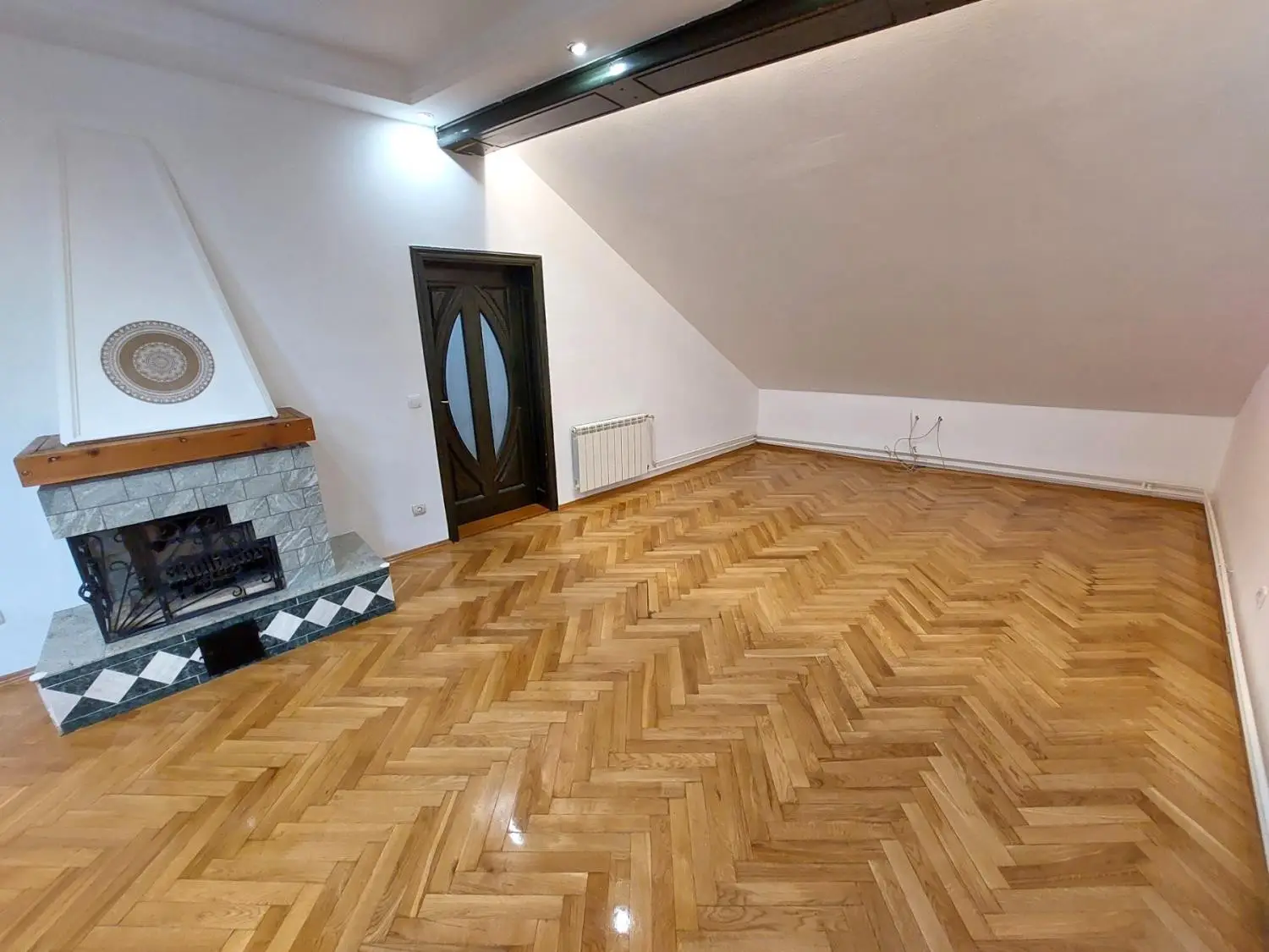 Novi Sad - center - pedestrian zone, ground floor house for rent of 253m2, ideal for BUSINESS SPACE, move-in ready.

The house is 128m2 on the ground floor + 125m2 in the high attic.
Consists of a total of six rooms, two bathrooms, and one t