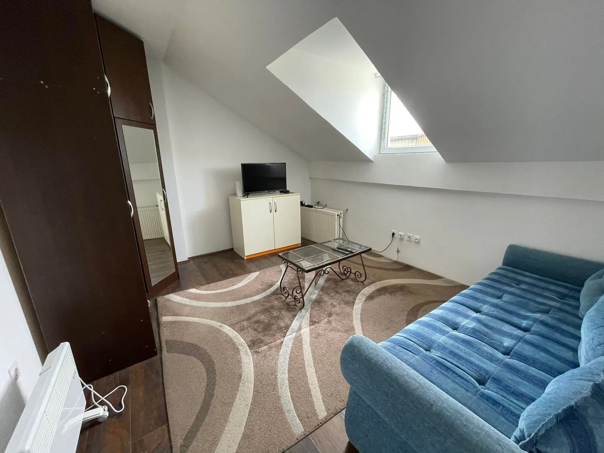 Sremska Kamenica, right at the entrance on the road to the Institute, near the bus stop and market, a furnished small one-room apartment of 25m2 for rent.
The apartment is in the attic of a newer building.
Available and move-in ready immediately.
Rented exclusively to an employed person for a longer p