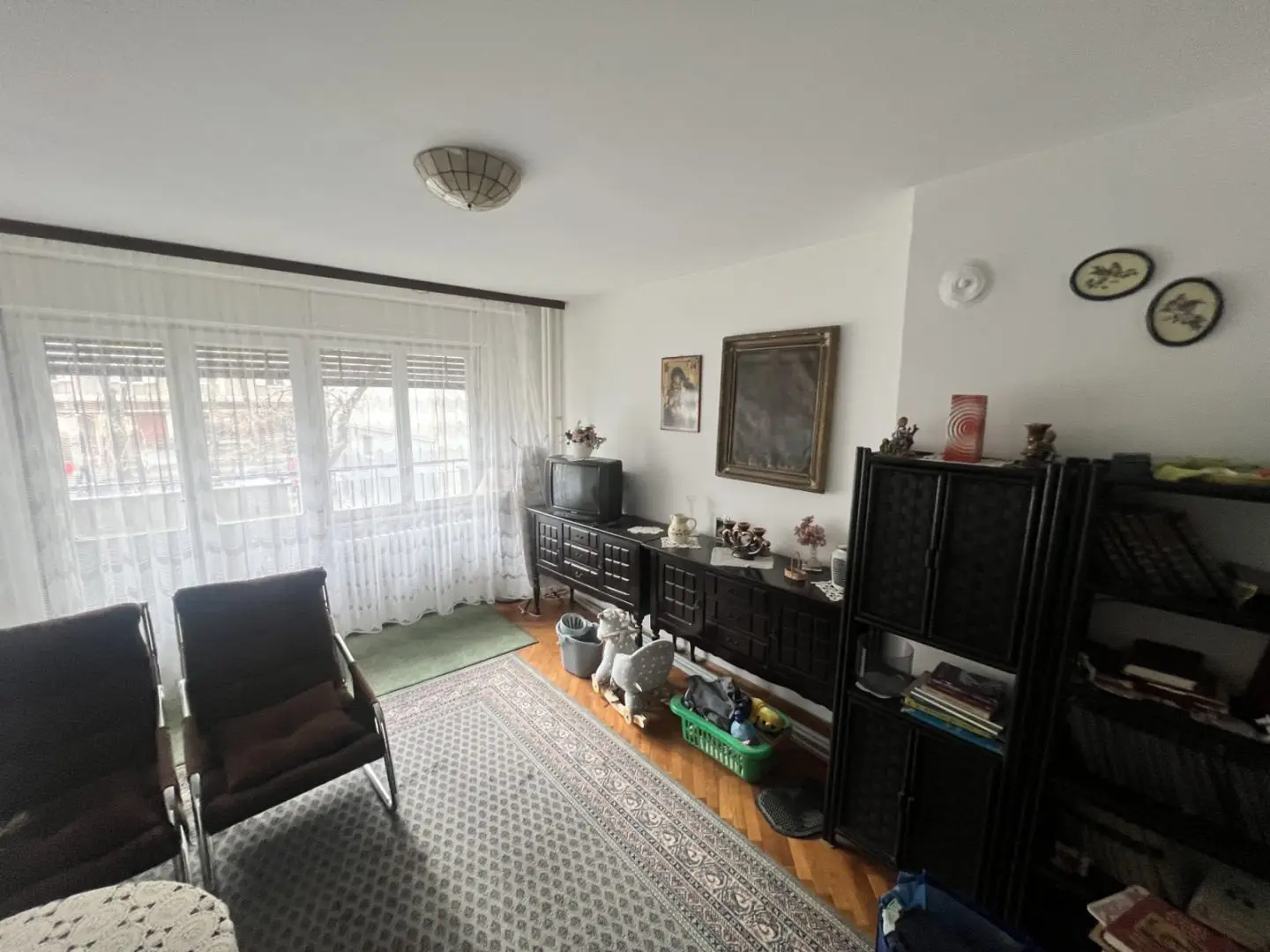 Novi Sad, Center, comfortable three-room apartment in original condition, dual aspect, on the first floor of the building, two terraces.