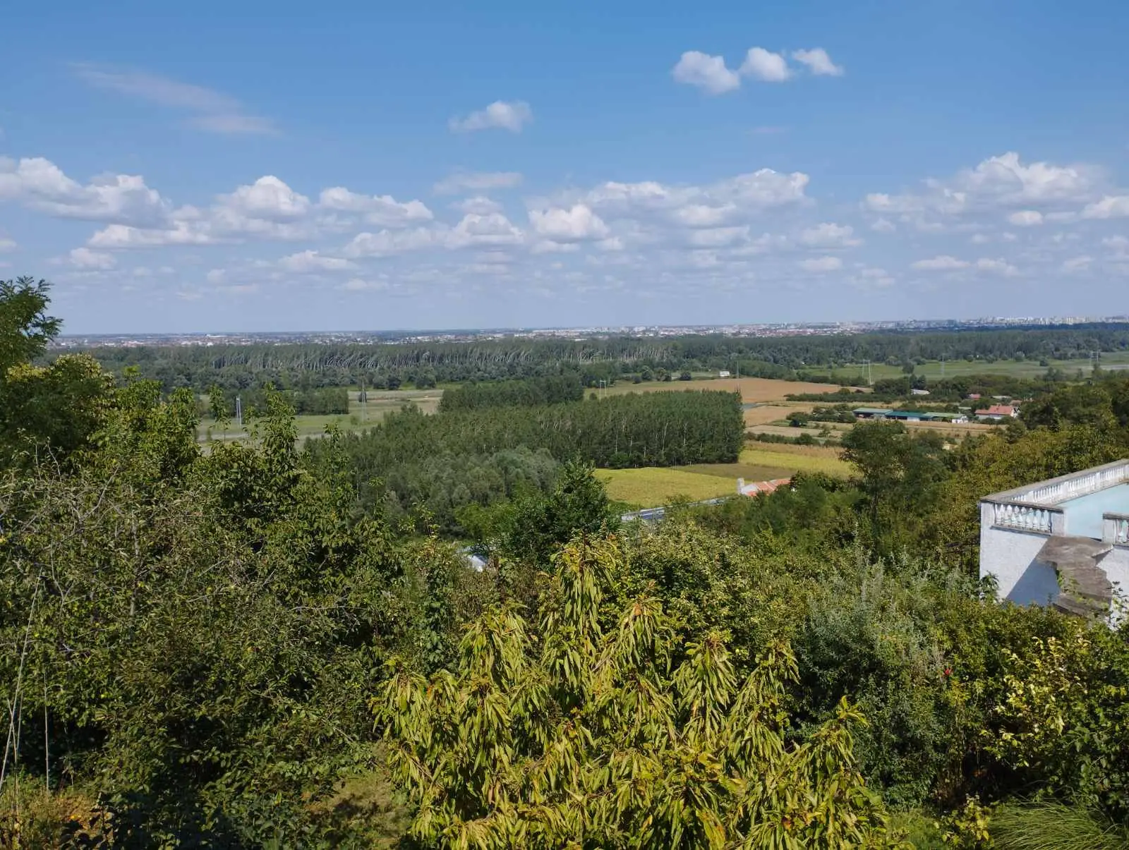 <p>RAKOVAC - weekend house located at the exit from the residential area of Rakovac, built in the early 80s,Prop