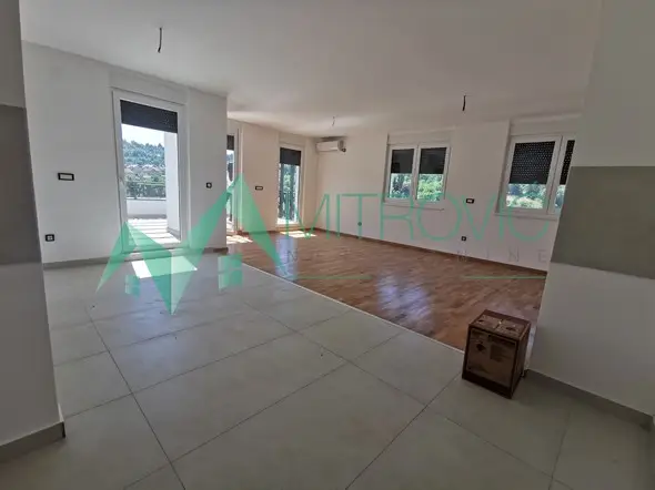 Prostran petosoban dupleks u Sremskoj Kamenici sa prelepim panoramskim pogledom; 124m2 + terasa 24m2 +garažno mesto; povrat PDV-a 