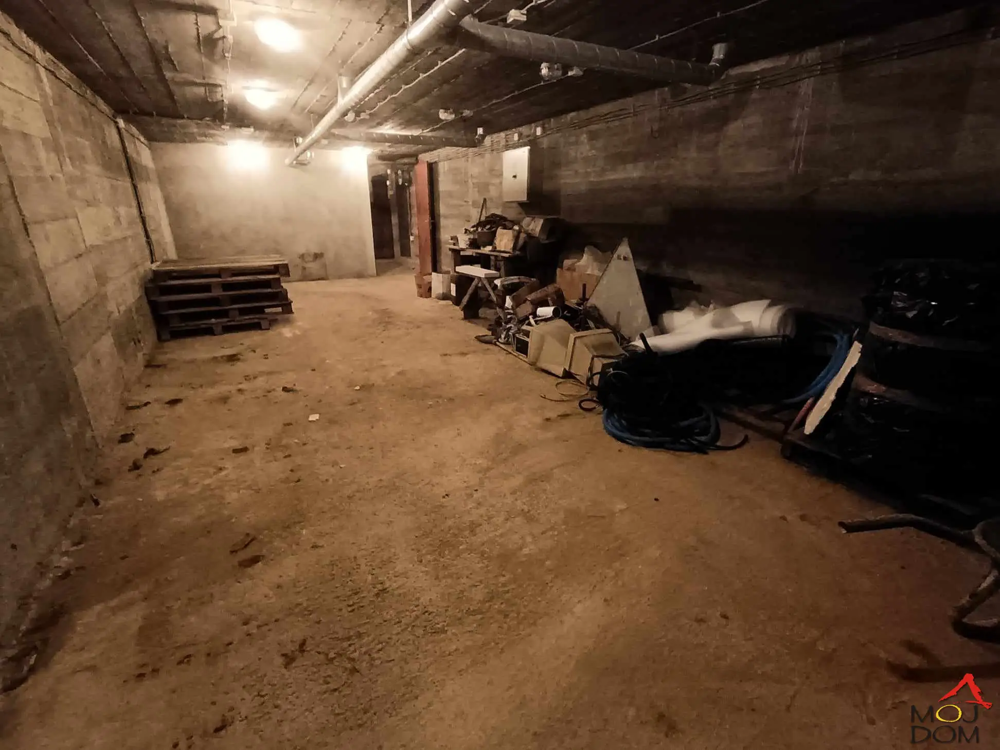 Basement space for rent in a building suitable for storage (warehouse space). The entrance is secured with two doors. There is a possibility to rent an additional 50m2 within the same basement.
For more information, call us: 0642928877
Property code: 9