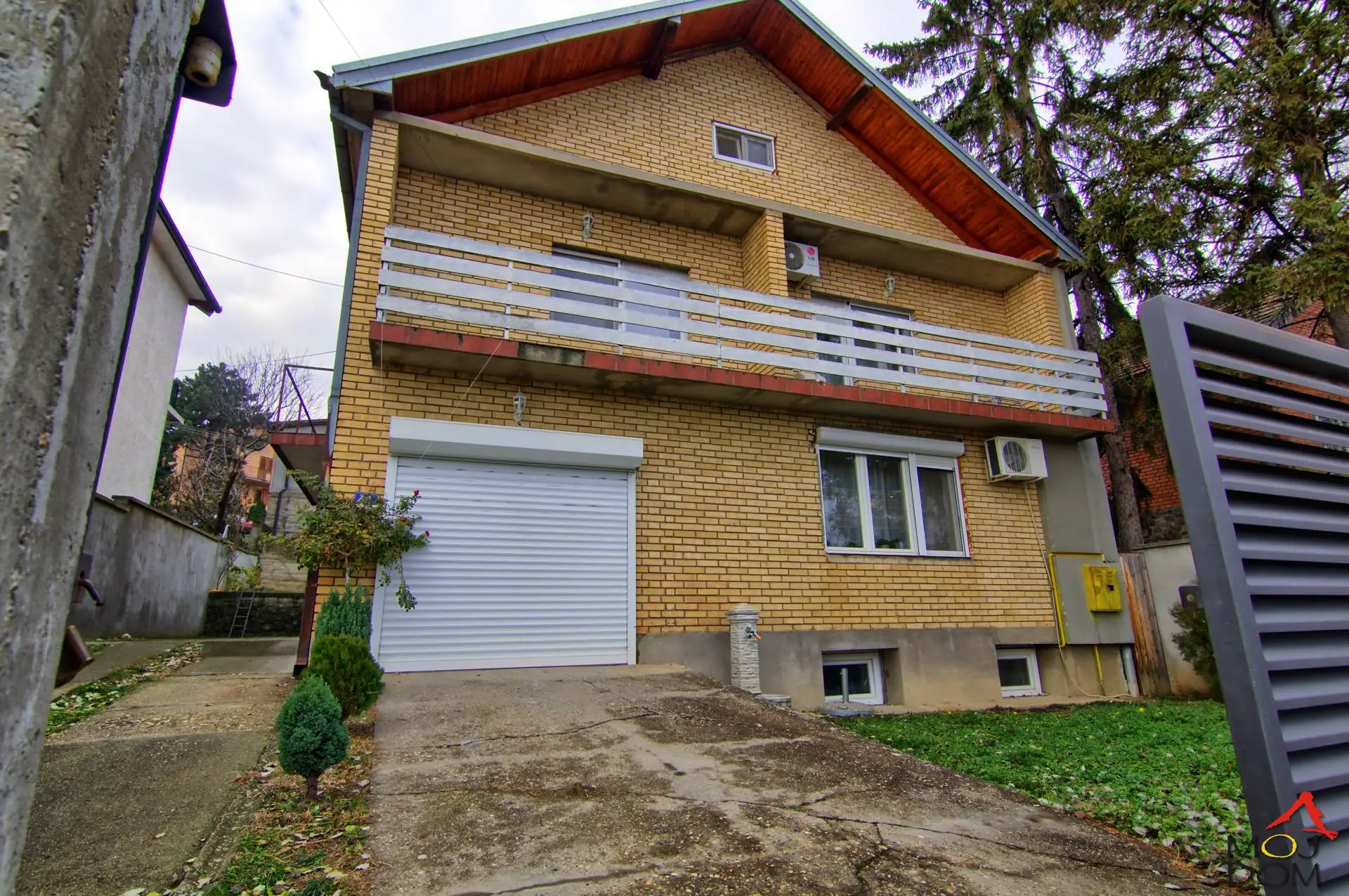 Спратна кућа на продају у Сремским Карловцима у
насељу Дудара. Кућа је у основи 111м2 плус спрат од 111м2.
Приземље се састоји од великог днев