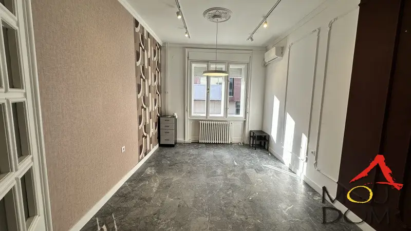 In the very center, Svetozara Miletića street, we are renting out a small salon apartment of 29m2. The apartment faces the street and is on the first floor. This is an ideal opportunity for a quiet business activity or for an employed person. The apartment is rented unfurnished, but can possibly be
