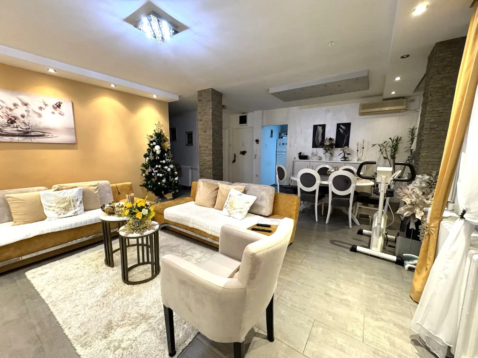 Novi Sad - Novo Naselje, an excellent three-bedroom apartment of 90m2 for sale, move-in ready, registered, with the possibility of dividing into four rooms.
The apartment has an excellent layout and consists of a hallway, a large living room with a dining area, kitchen, two nice bedrooms,