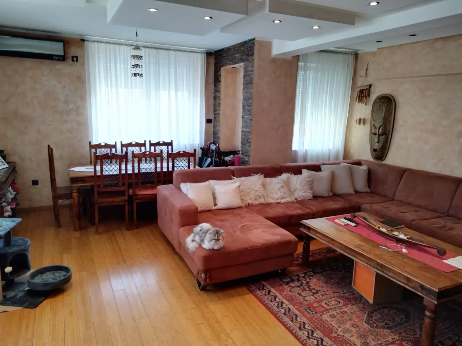 Novi Sad,Grbavica, komforan četvorosoban porodični stan,novije gradnje.&nbsp; Stan je u jednoj etaži , kuhinja&nbs