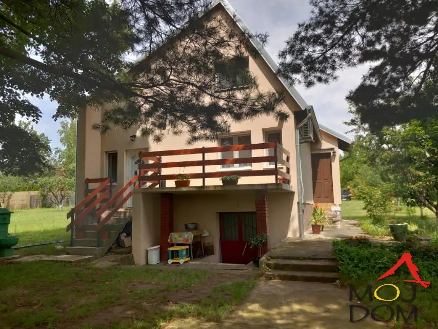 Čortanovci – House for sale, 100 m from the main road, ideal for relaxation and living in nature. A 55 m² house is for sale in Čortanovci, located just 100 meters from the main road, in a peaceful and green part of the settlement. The house is