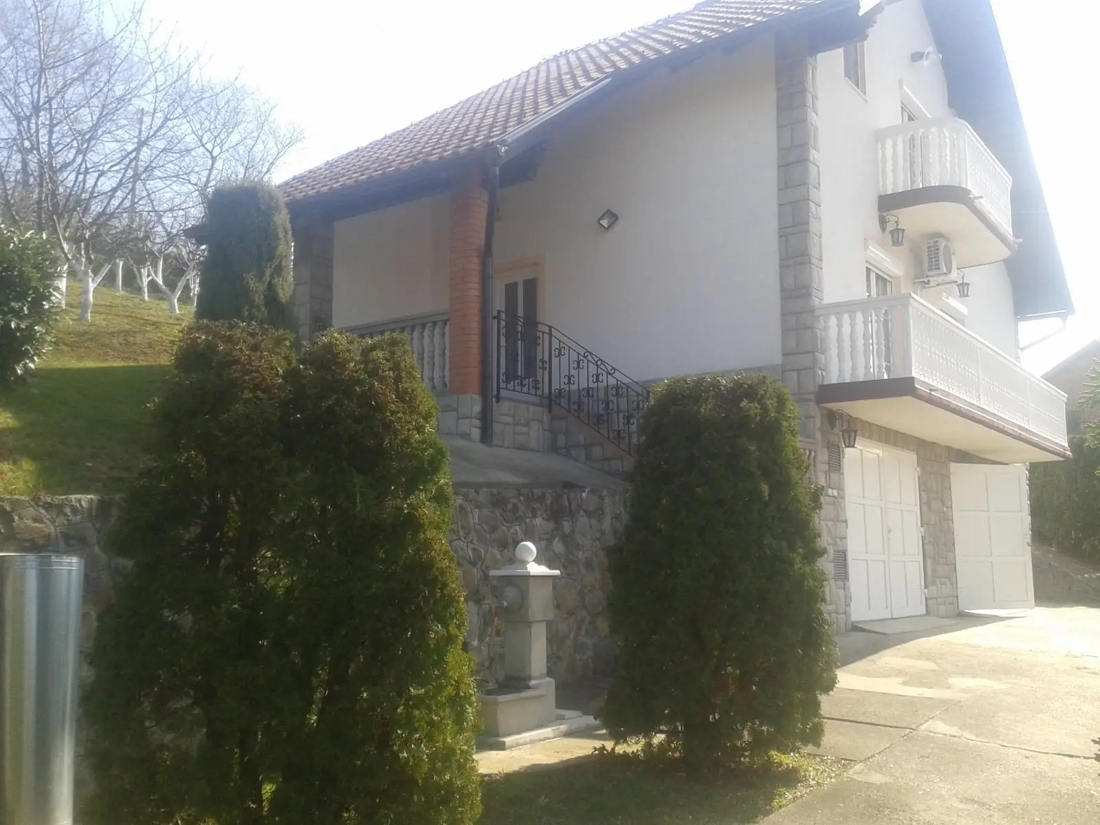 Novi Sad, Sremska Kamenica, two-story house, multi-room, two garages, excellent solution for a large family. (Bomil Real Estate,