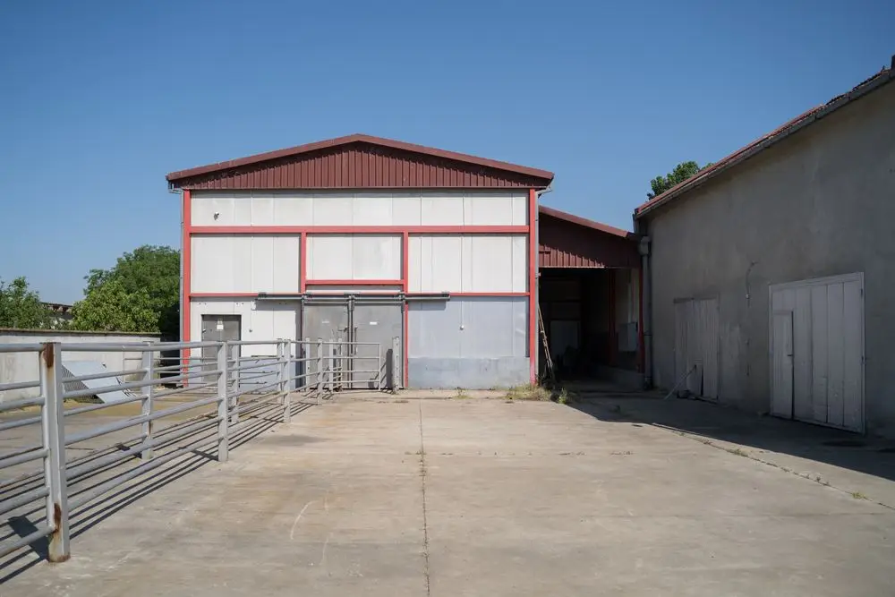 KOMPLET POSAO ZA IZDAVANJE !!!! U Kacu na parceli od 12,000 m2 IZDAJE se razradjen posao - kompletno opremljena KLANICA 